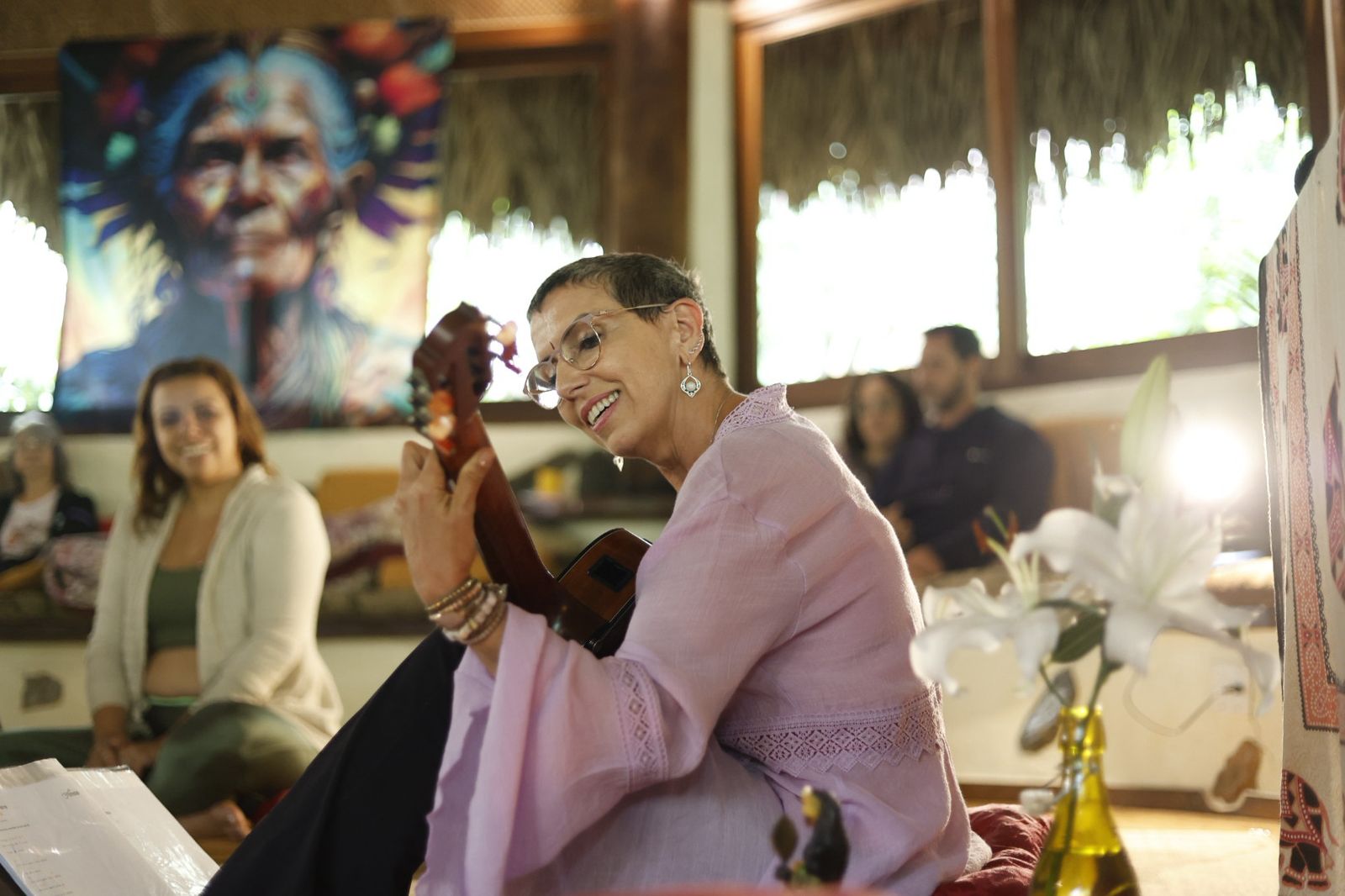 Cristiane Tavares tocando violão durante retiro — música e cura Alma Viva