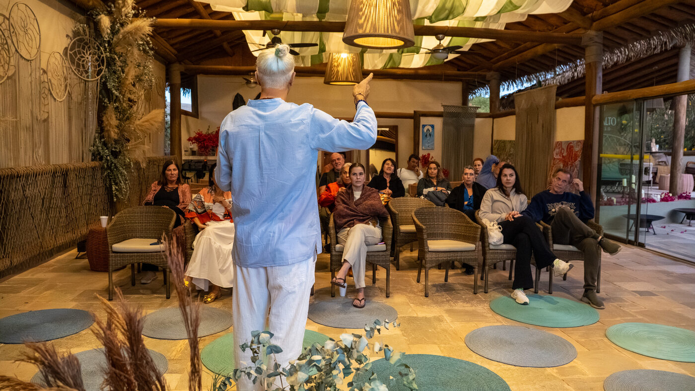 Edu Amaral facilitando vivência no Retiro de Paz Alma Viva